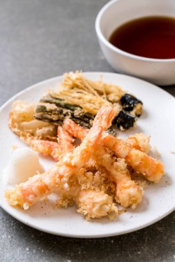 sebzeli karides tempura (hırpalanmış kızarmış karides)