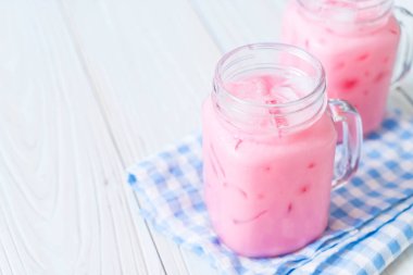 pembe çilek milkshake ahşap üzerine