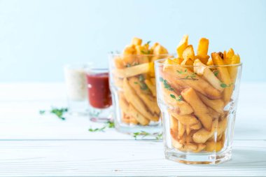 Soslu patates kızartması.