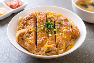 Kızarmış domuz pirzola tabağı (Katsudon)