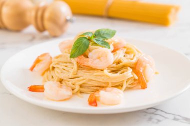 Spagetti krem peynir beyaz soslu karides