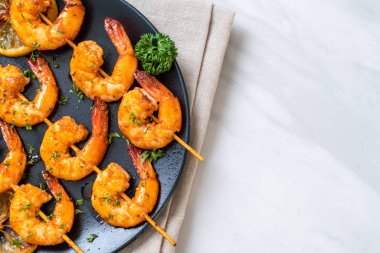 Limonlu ızgara kaplan karides şiş