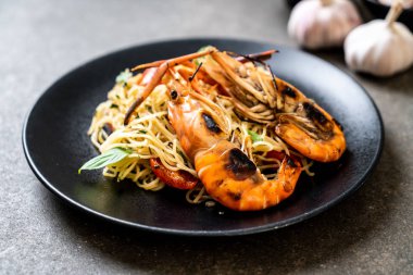 ızgara karides ve domates ile tavada kızartılmış spagetti
