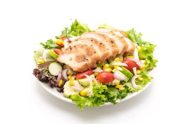 Tavuk göğsü ile sağlıklı salata kasesi 