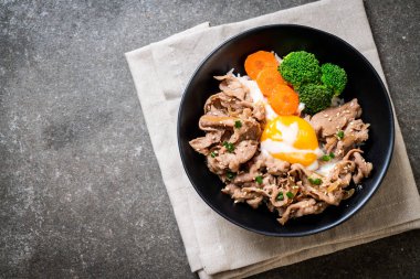 Donburi, domuz eti Pilav kasesi onsen yumurta ve sebze ile