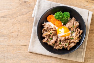 Donburi, domuz eti Pilav kasesi onsen yumurta ve sebze ile