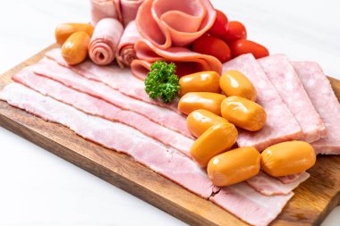 pastırma, sosis, jambon füme ve Barbekü domuz pastırması