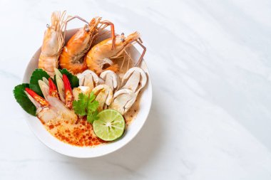 Baharatlı karides çorbası (Tom Yum Goong) - Tay geleneksel gıda