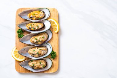 Midye limon ve sarımsak ile