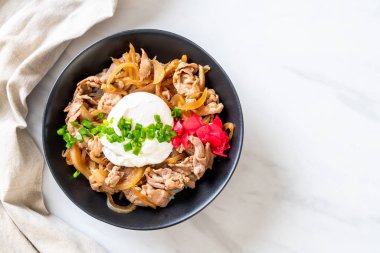 domuz eti pilav kasesi ile yumurta (Donburi) - Japon yemekleri 