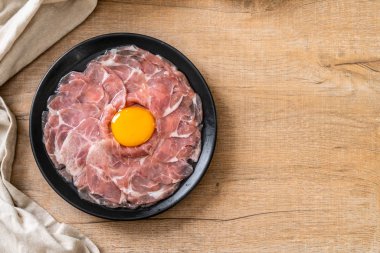 taze dilimlenmiş domuz yumurta ile ham