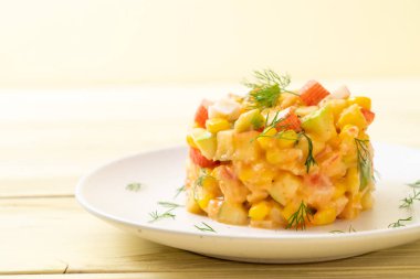 Yengeç sopa (elma, Mısır, papaya, pineappl ile karışık meyve salatası