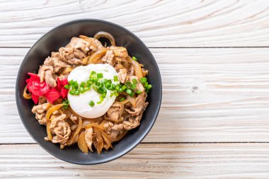 domuz eti pilav kasesi ile yumurta (Donburi) - Japon yemekleri 