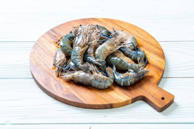 kesme tahtası üzerinde taze karides