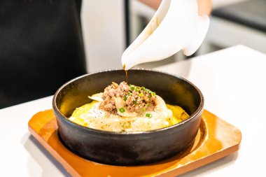 pirinç yumurta ile tavada kızartılmış sığır eti