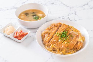 Kızarmış domuz pirzola tabağı (Katsudon)