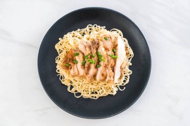 Kızarmış tavuklu şehriye - Asya usulü