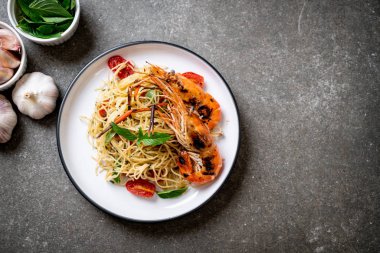 ızgara karides ve domates ile tavada kızartılmış spagetti