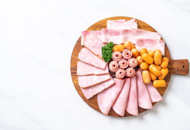 pastırma, sosis, jambon füme ve Barbekü domuz pastırması