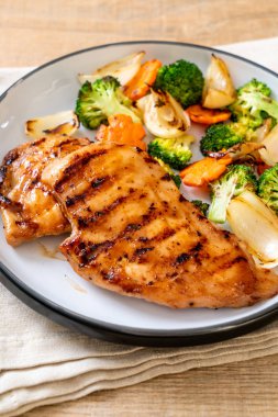 çukurunu tavuk göğsü biftek sebze ile