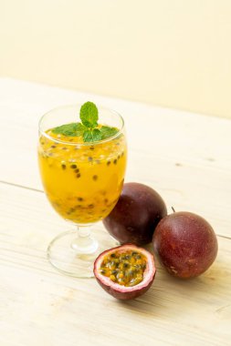 taze ve buzlu tutku meyve suyu