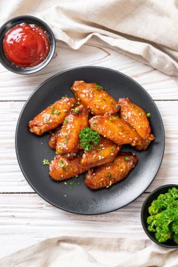 Barbekü tavuk kanatları beyaz susam ile