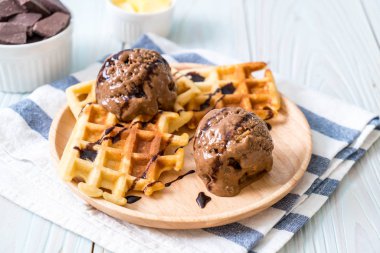Çikolatalı dondurma waffle ile
