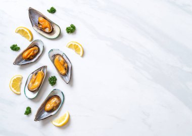 Limonlu ve maydanozlu midye