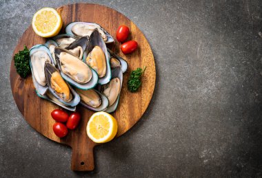 Ahşap tahta üzerinde taze midye