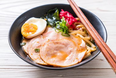 Baharatlı miso udon ramen noodle domuz eti ile