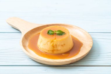 Ev yapımı karamel kremalı puding