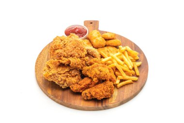 Beyaz arka plan üzerinde izole kızarmış tavuk patates kızartması ve nuggets yemek (abur cubur ve sağlıksız yiyecek)
