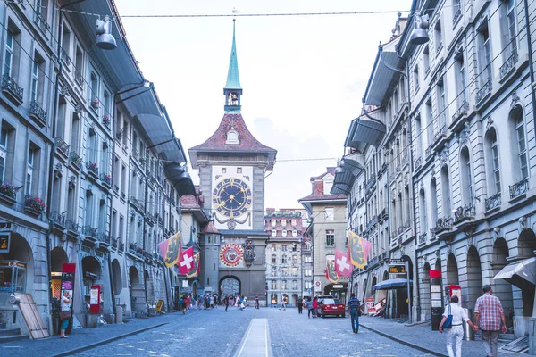 ベルン, スイス - 2018 年 8 月 23 日: ショッピングの路地に人々 wi — ストック写真