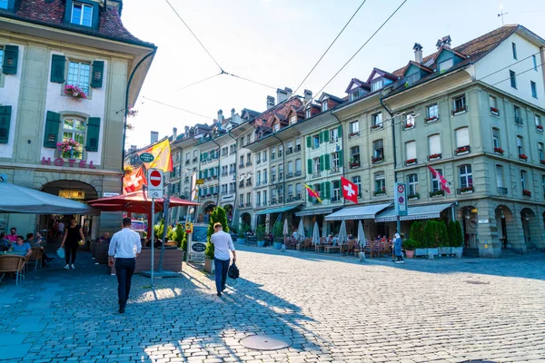 Berna, Svizzera - 23 AGOSTO 2018: Le persone nel vicolo dello shopping wi — Foto Stock