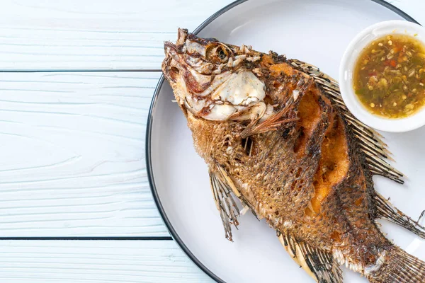 Peixe frito com molho picante de frutos do mar — Fotografia de Stock