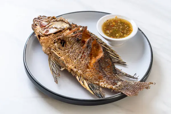 Peixe frito com molho picante de frutos do mar — Fotografia de Stock