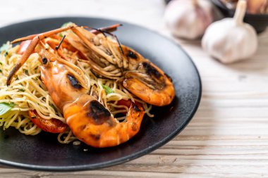 ızgara karides ve domates - İtalyan Füzyon gıda tarzı ile tavada kızartılmış spagetti