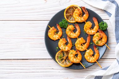 Limonlu ızgara kaplan karides şiş