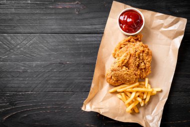 patates kızartması ve nuggets yemek kızarmış tavuk