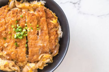 Kızarmış domuz pirzola tabağı (Katsudon)