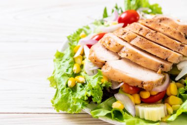 Tavuk göğsü ile sağlıklı salata kasesi 