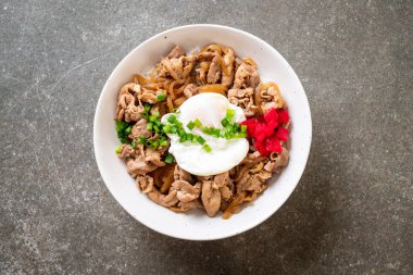 domuz eti pilav kasesi ile yumurta (Donburi) - Japon yemekleri 
