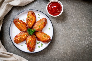 Barbekü tavuk kanatları beyaz susam ile