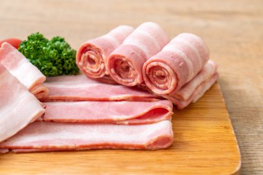 Çiğ domuz pastırma dilimlenmiş