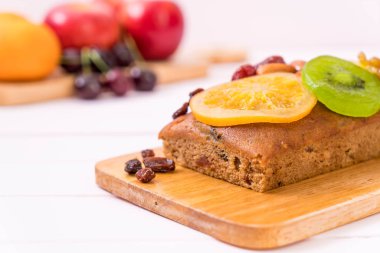 Meyveli kek ahşap arka plan üzerinde