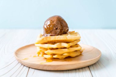 Çikolatalı dondurma waffle ve ballı