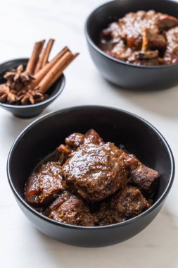 herb ile domuz eti güveç