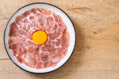 taze dilimlenmiş domuz ham yumurta pişirme veya shabu shabu ve sukiyaki yapma ile