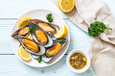 Limonlu ve maydanozlu midye
