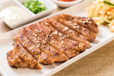 sebze ile dilimlenmiş domuz biftek ızgara 